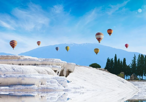 Pamukkale travertenleri üzerinde yamaç paraşütü yapanlar