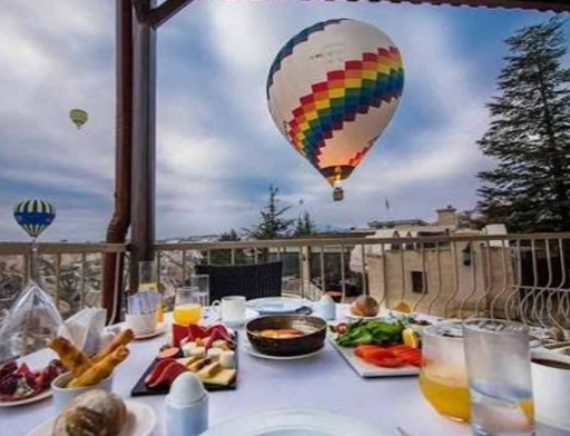 Kapadokya Göreme mağara otel terasında balon manzaralı kahvaltı