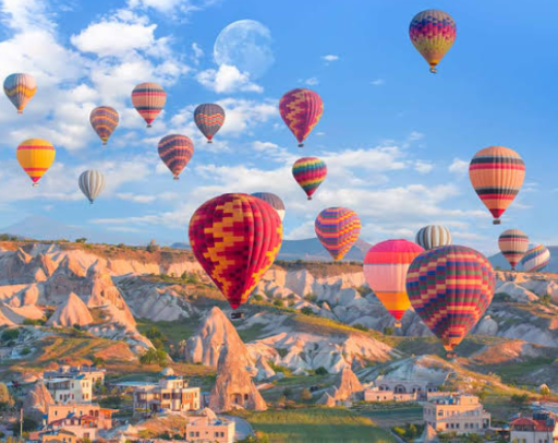 Kapadokya balon turu sepetinden kuş bakışı vadiler