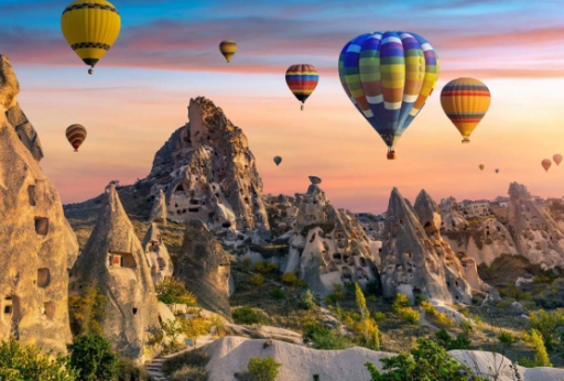 Kapadokya balon turu sepetinden kuş bakışı vadiler