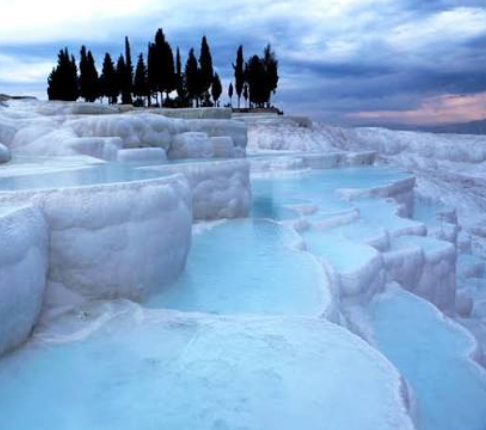 Pamukkale Hierapolis antik kenti ve travertenlerin gece görünümü