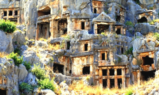 Myra'nın kayalara oyulmuş devasa kaya mezarları ve antik tiyatrosu