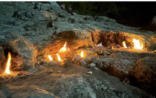Koruma altındaki o devasa, sakin Çıralı kumsalı ya da taşların arasından hiç sönmeden çıkan Yanartaş alevleri.